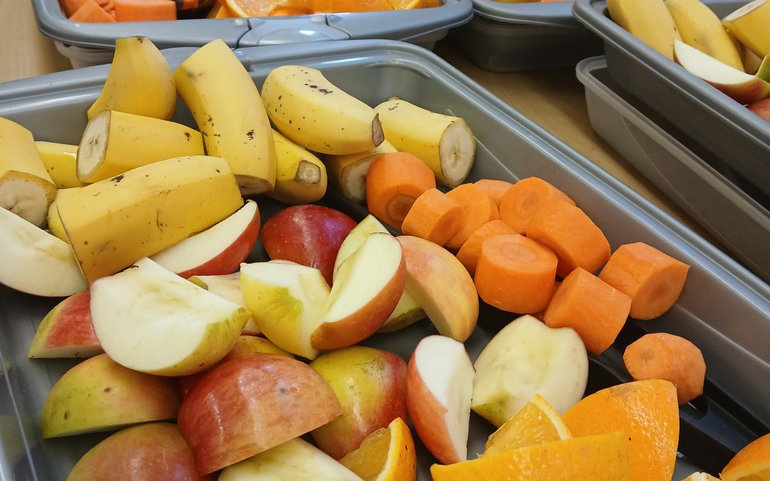 Unterstützung beim Obstschnippeln